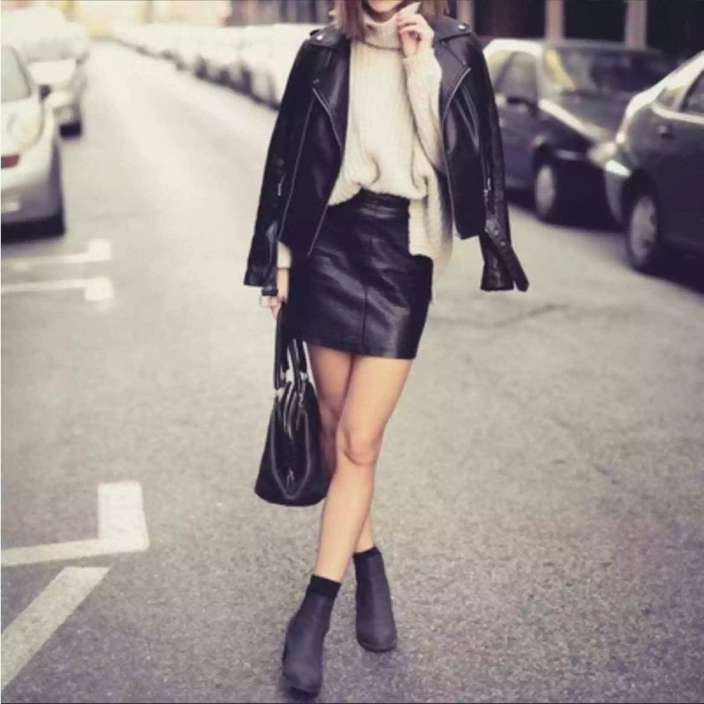 H&M Faux Leather Shiny Mini Skirt with Zip Back Black Size 6 Women Junior